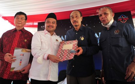 Penyerahan Press Card Number One Warnai Halal Bihalal PWI Sumut