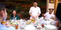 Ketua PWI Sumut memberi sambutan pada buka puasa bersama insan pers yang digelar Asian Agri di Restoran Garuda Medan, Rabu (20/4). (Foto: pwisumut)