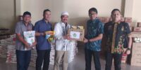 Ketua PWI Sumut H Farianda Putra Sinik menerima bantuan paket sembako dari PTPN IV