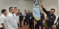 Ketua PWI Sumut H Farianda Putra Sinik menyerahkan bendera pataka kepada Ketua PWI Deliserdang terpilih Lisbon Situmorang. (pwisumut)