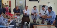 Ketua PWI Sumut Farianda Putra Sinik dan panitia membahas kegiatan Family Gathering yang akan digelar 4 Juni 2022 di Theme Park Pantai Cermin, Senin (30/5).