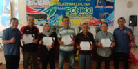 Perwakilan peserta Pelatihan Liputan Menuju PON XXI/2024 yang digelar Siwo dan KONI Sumut menerima sertifikat secara simbolis, Selasa (25/7).